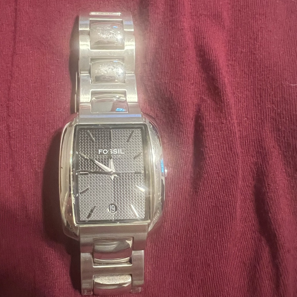 Men’s fossil watch , silver band and adjustable. Just needs new battery